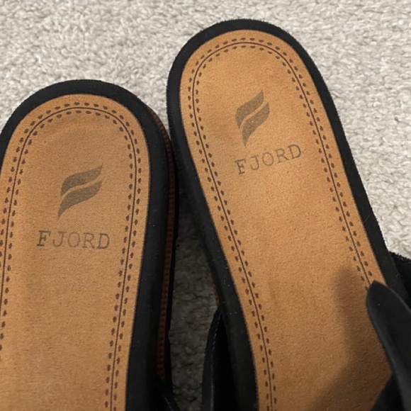 FJORD Black Suede Flower Sandals NWOT 8 - Picture 5 of 7